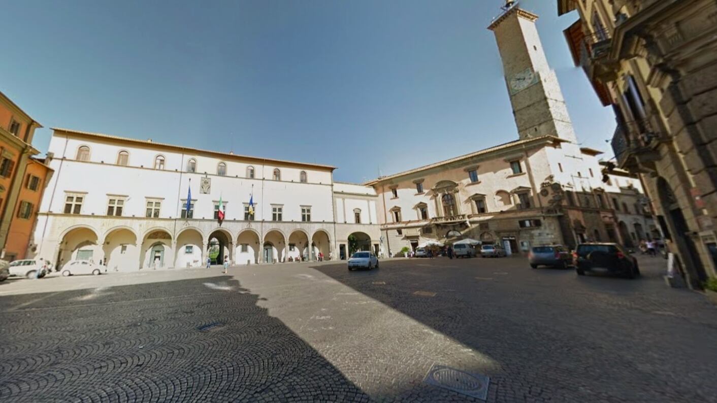 Paura a Viterbo, donna rapisce bimba di 2 anni: il padre salva la piccola e viene aggredito