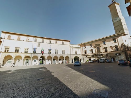 Paura a Viterbo, donna rapisce bimba di 2 anni: il padre salva la piccola e viene aggredito