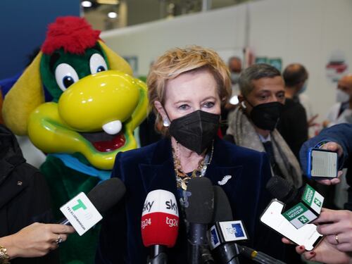 Al via le iniezioni alla Fiera tra clown, regali e "diplomi"