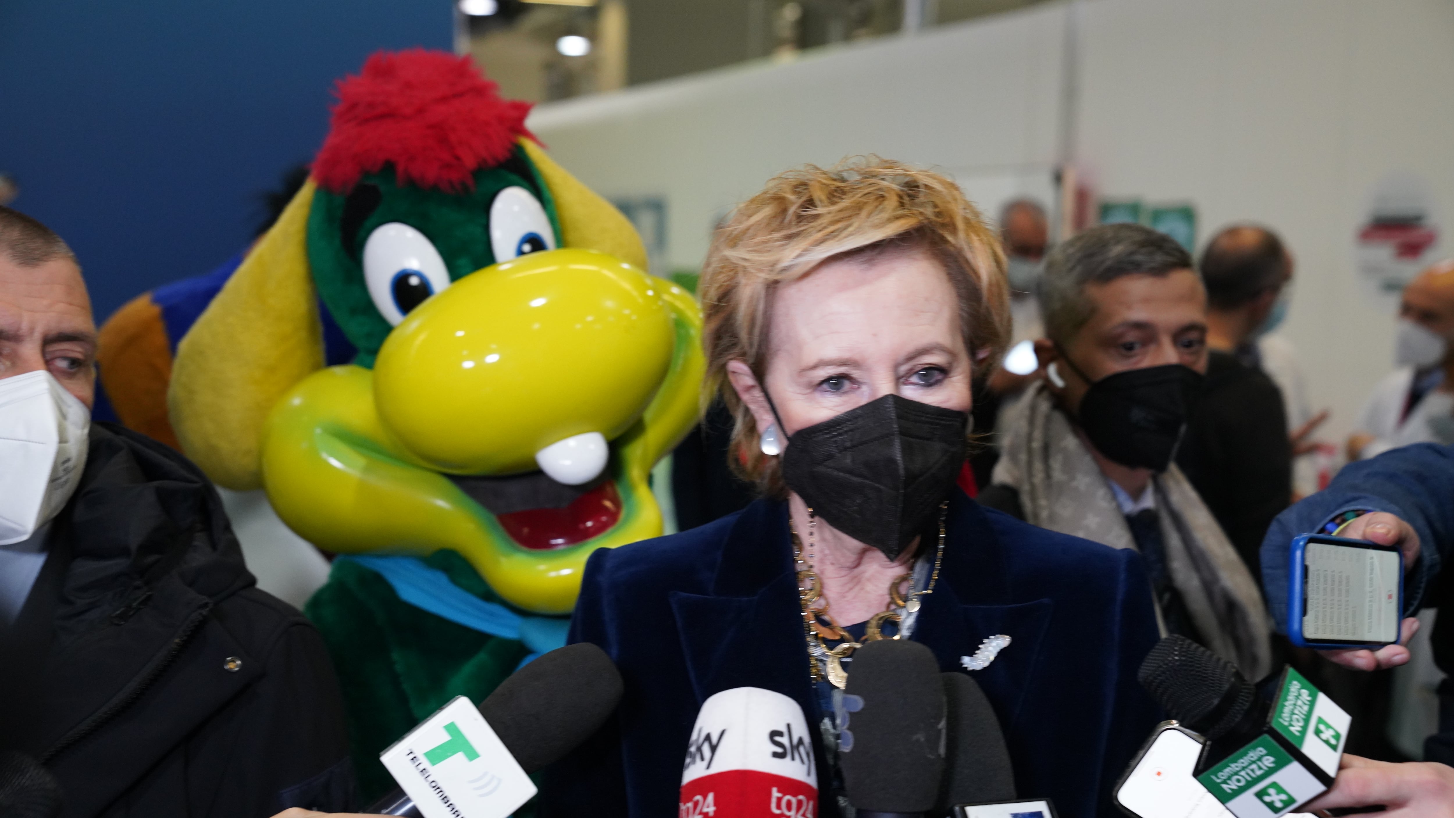 Al via le iniezioni alla Fiera tra clown, regali e "diplomi"