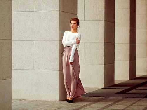 Gonne lunghe, dalla scarpa col tacco alle sneakers: come completare il look