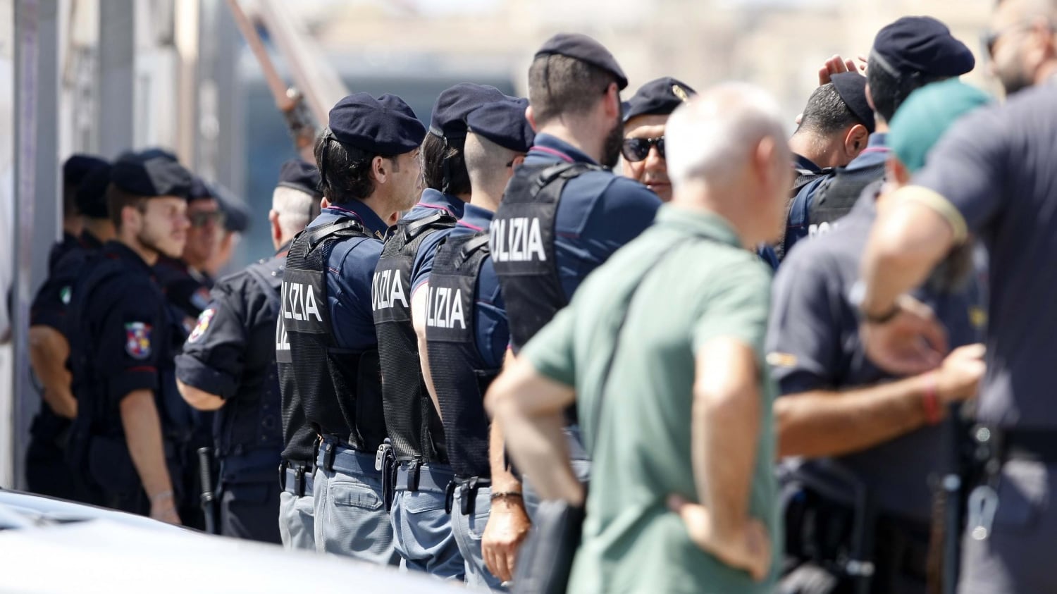 Barcone con 450 immigrati: l'ira di Salvini, nuovo scontro Roma-Malta