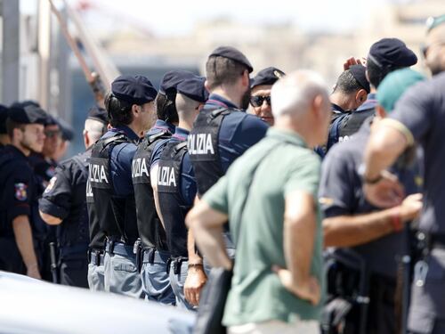 Barcone con 450 immigrati: l'ira di Salvini, nuovo scontro Roma-Malta