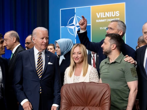 Lo schiaffo di Biden a Putin. "Ha sbagliato scommessa". La Nato: Kiev mai così vicina