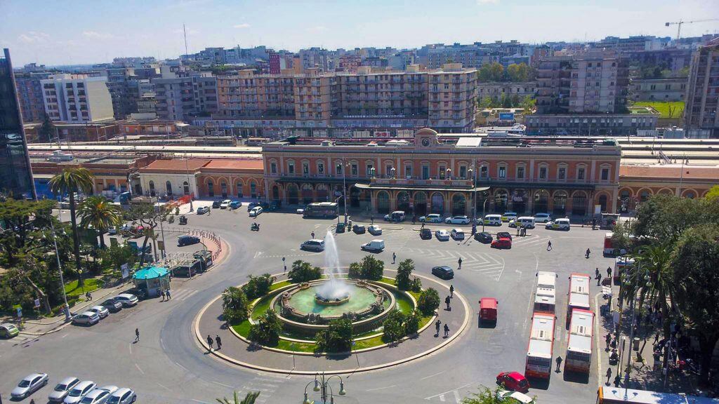 Bari, maxi-rissa tra italiani e immigrati. Interviene l’esercito