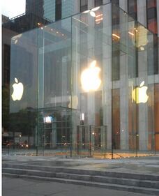 NYC, si incrina il cubo di cristallo della Apple: colpa di uno spazzaneve 6