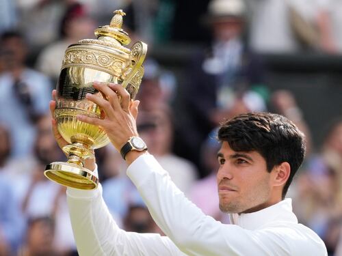 Alcaraz è il re di Wimbledon: Djokovic sconfitto in tre set