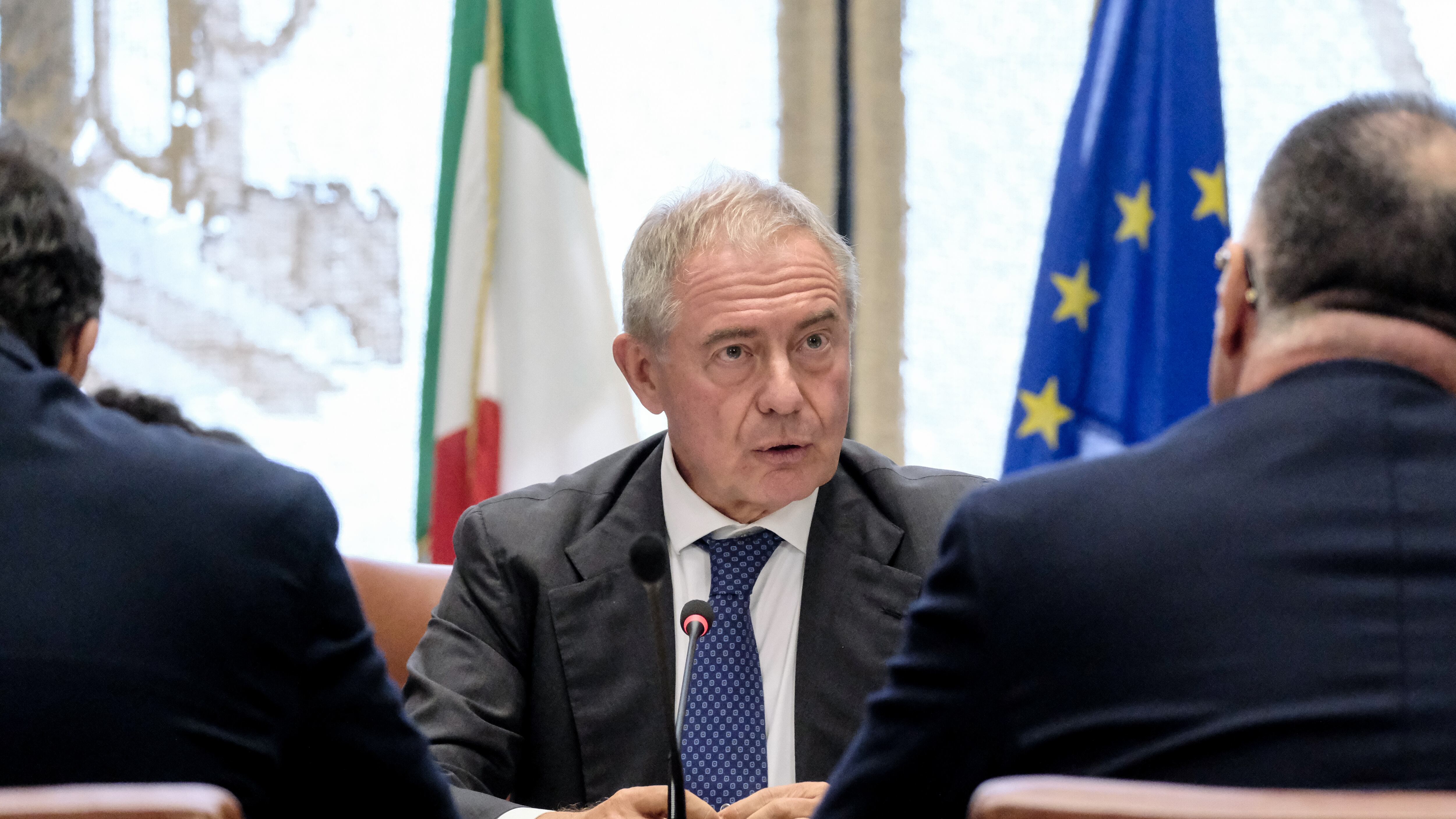 "Così sarà la nuova politica industriale". Il ministro Urso presenta il libro Verde