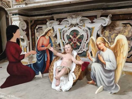 "Presepe arcobaleno". E il prete pro Lgbt mette due mamme