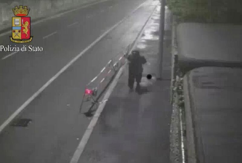 Omicidio Parco Litta, immagini del presunto assassino 7