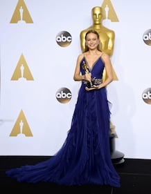 Oscar, i vincitori stringono le statuette 11