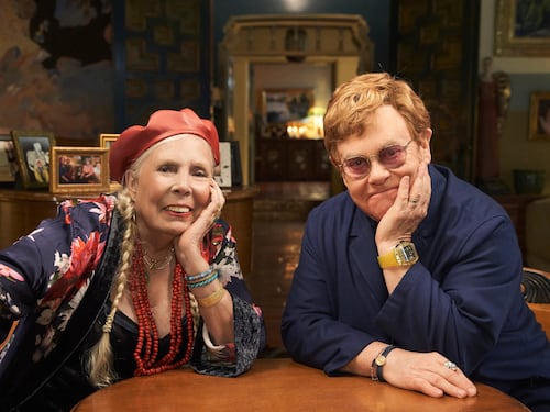Elton John alla radio è un vero piacere pop (stavolta con Joni Mitchell)