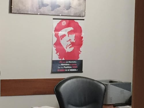 Bandiera "nazista", bufera su poster del Che nell'ufficio del consigliere Pd