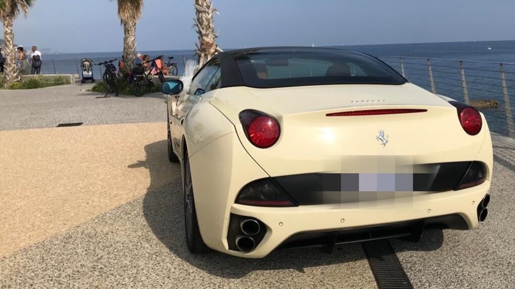 Bordighera, monegasco posteggia Ferrari su belvedere, 253 euro di multa