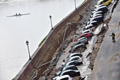 Firenze, auto sprofondate sul Lungarno 2