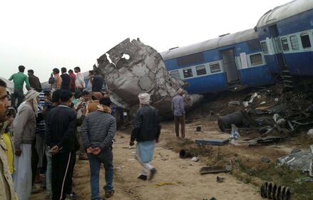India un treno è deragliato in un grave incidente ferroviario 2