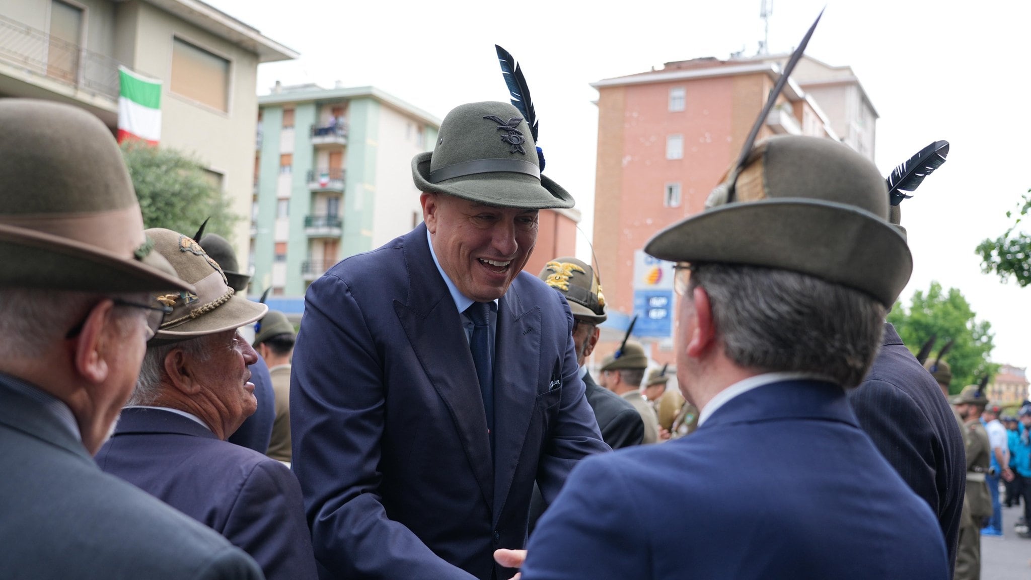 "Apolitici, persone per bene". Crosetto omaggia gli Alpini e smonta le polemiche