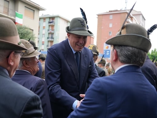 "Apolitici, persone per bene". Crosetto omaggia gli Alpini e smonta le polemiche