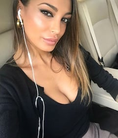 Cristina Buccino, la scollatura è hot 8