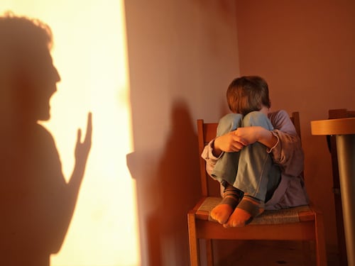 Mette un registratore al figlio. Così ha incastrato la maestra che lo maltrattava