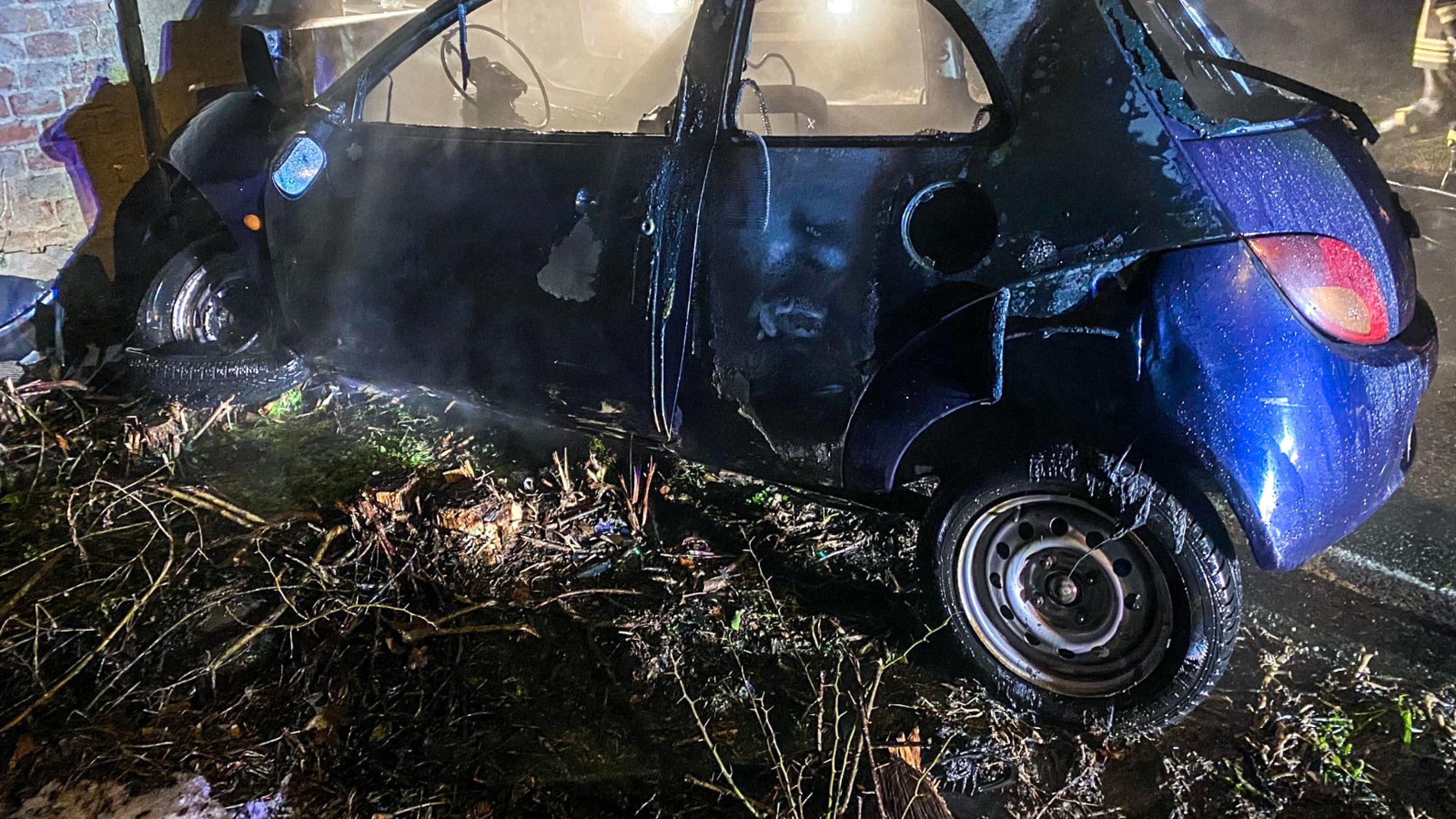 Notte fonda, senza patente, incidente choc: 18enne muore carbonizzato