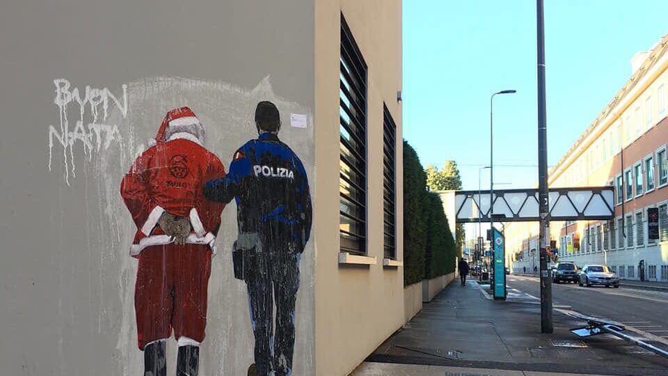 "Babbo Natale espulso": il graffito dell'autore del bacio Salvini-Di Maio