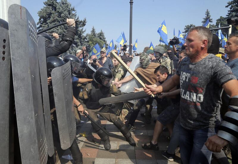 Gli scontri davanti al Parlamento di Kiev 16