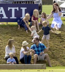 George e Charlotte giocano sull'erba 10