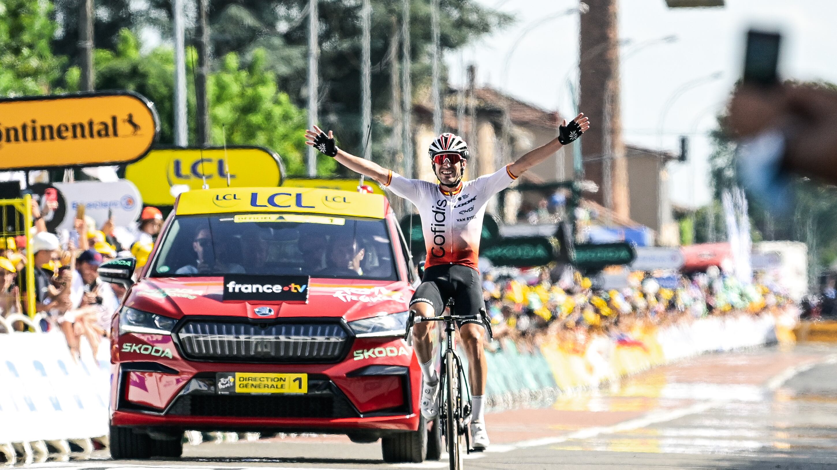 Tour de France, quanti attacchi nel Beaujolais. A Belleville vince da solo Izagirre