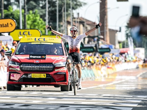 Tour de France, quanti attacchi nel Beaujolais. A Belleville vince da solo Izagirre