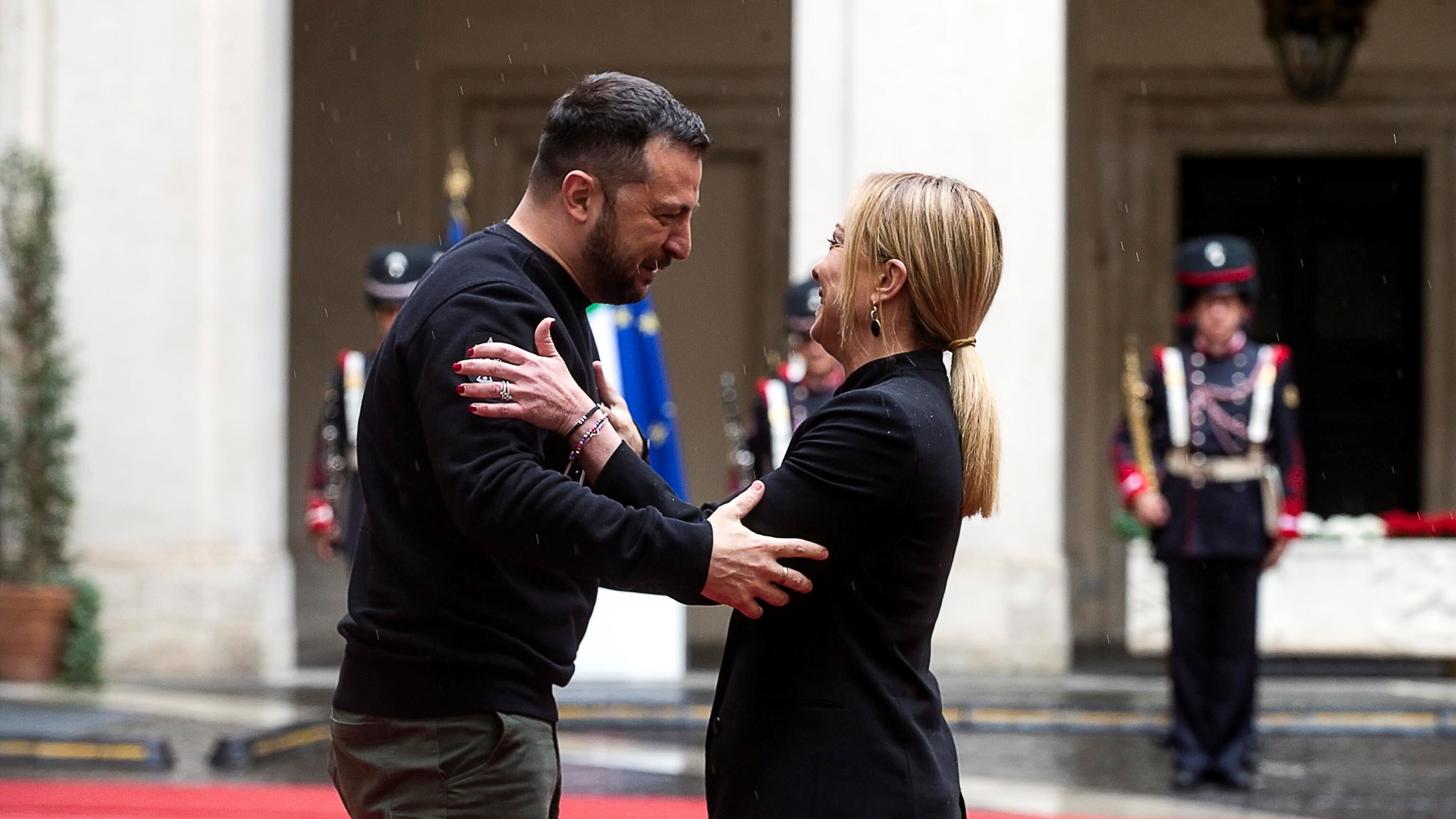 "Fermo sostegno". Poi l'abbraccio tra Meloni e Zelensky