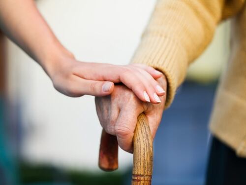 Pensionato sposa badante e va in Ecuador con lei ma ora è "prigioniero"