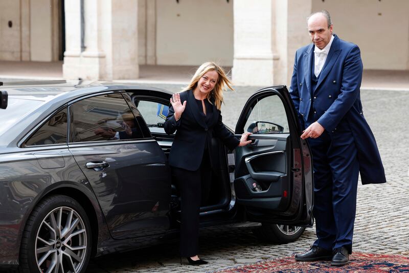 Giorgia Meloni a bordo dell'auto lascia il Quirinale 3