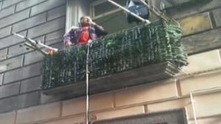 Neomelodico canta su un balcone del centro storico di Napoli: esplode la protesta
