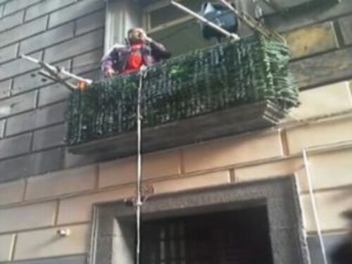 Neomelodico canta su un balcone del centro storico di Napoli: esplode la protesta