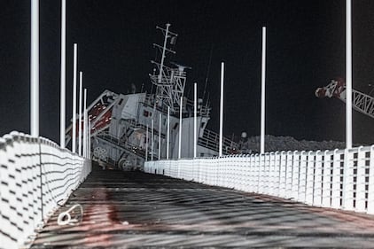 Marina di Massa, cargo si schianta contro il pontile e lo demolisce 4
