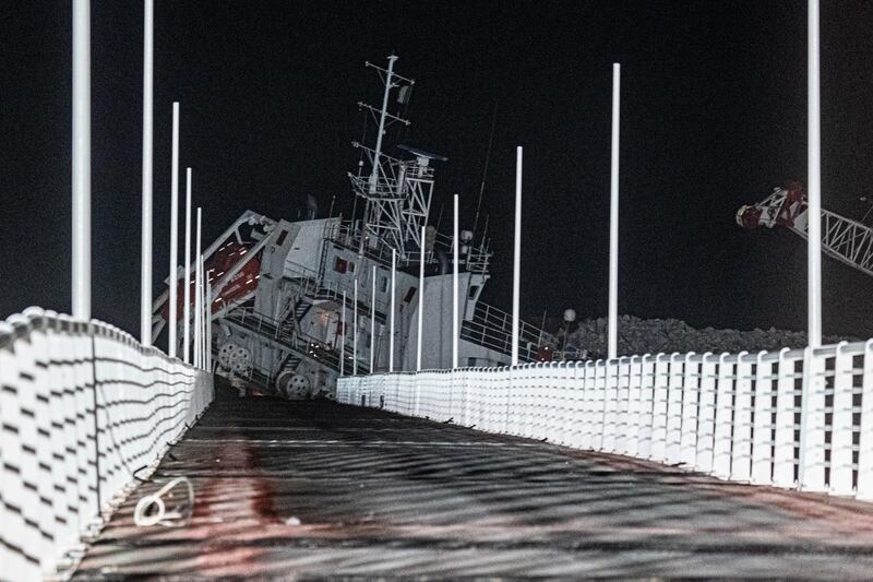 Marina di Massa, cargo si schianta contro il pontile e lo demolisce 4