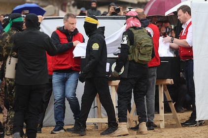 Hamas e il palco dell'orrore: esposte le bare dei 4 ostaggi morti 16