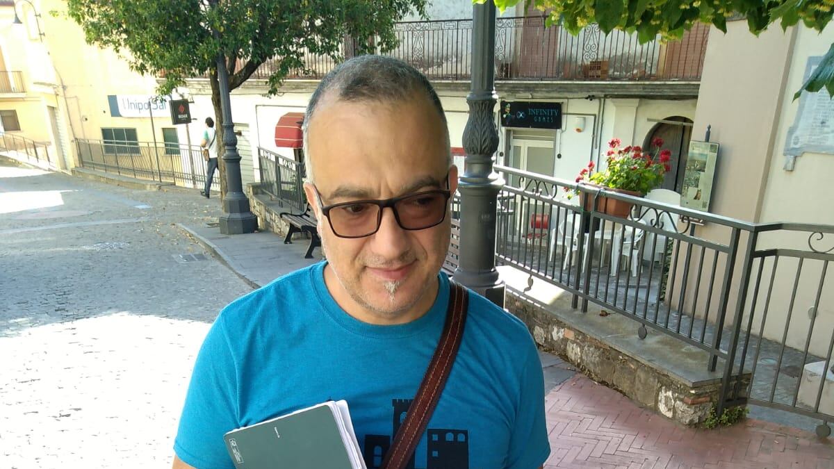 Calzini bianchi e sandali: il look tedesco marcia in Italia grazie a un ex emigrato
