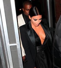 Kim Kardashian nuda nel deserto 9