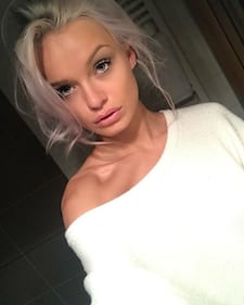 Mercedesz Henger, sexy sotto le luci fluo 2