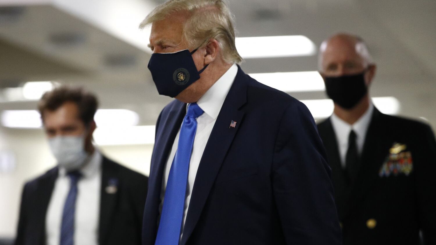 Contagi record, Trump cambia linea. Prima volta in pubblico in mascherina