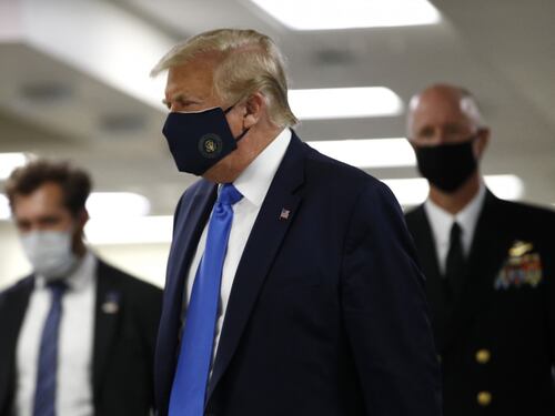 Contagi record, Trump cambia linea. Prima volta in pubblico in mascherina