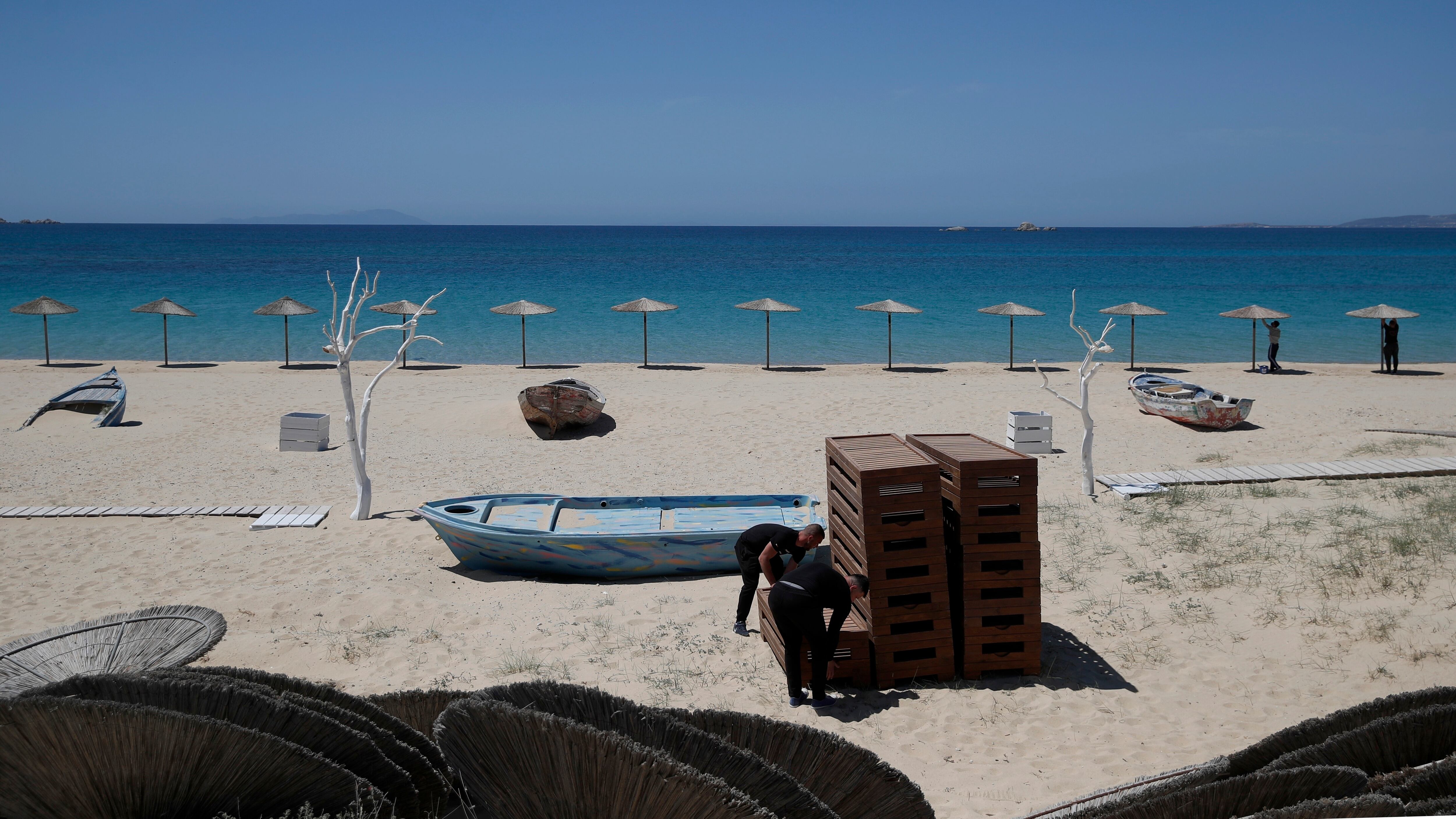 Rimini, 15enne denuncia violenza di gruppo in spiaggia
