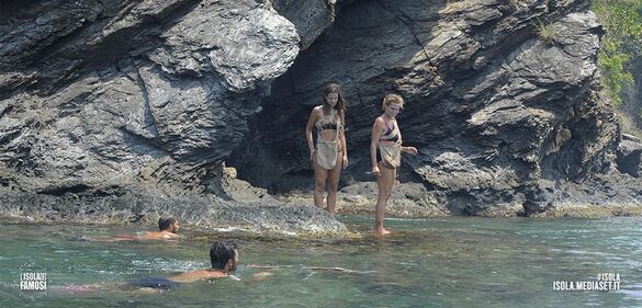 Isola dei Famosi 2016, momenti hot 42