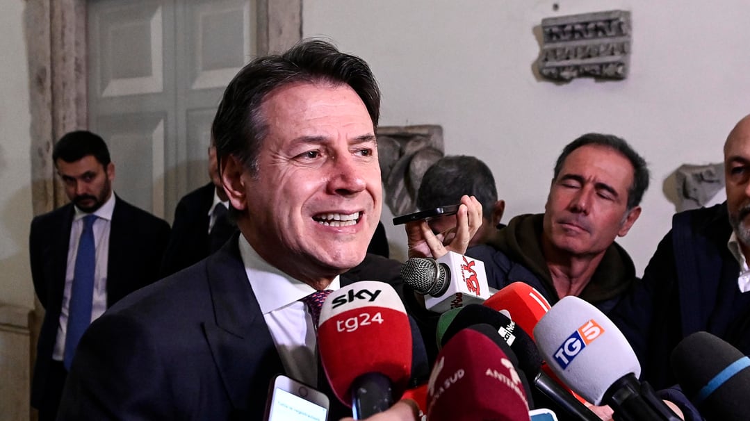 Ha fatto piangere gli italiani, ma ora Conte se la ride per Grillo in tv