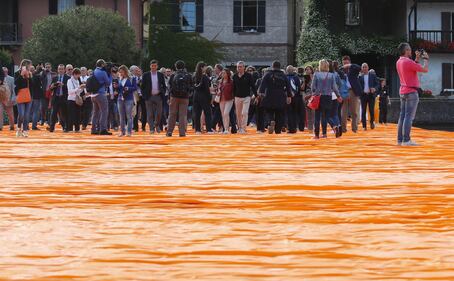 La passerella dorata di Christo che fa camminare sulle acque 5