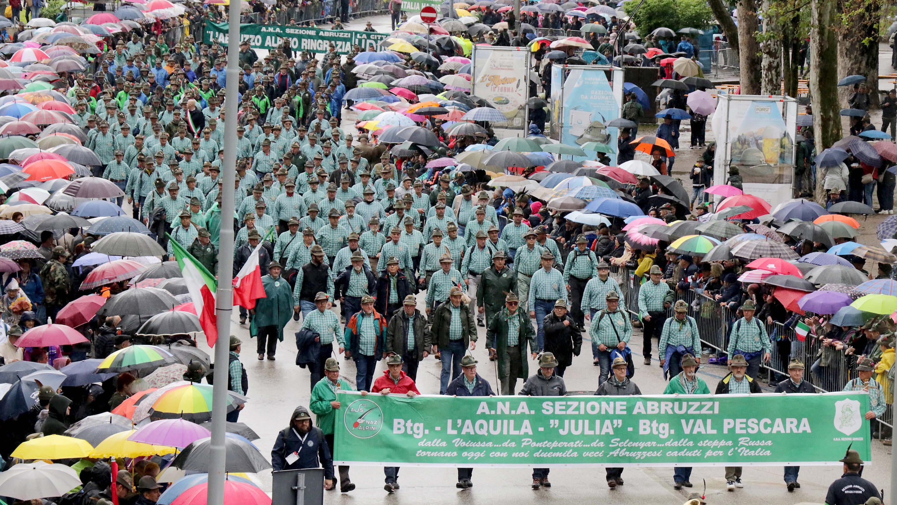 Genova, il gioco choc “ruba la penna” contro gli Alpini. E spunta pure la denuncia per molestie