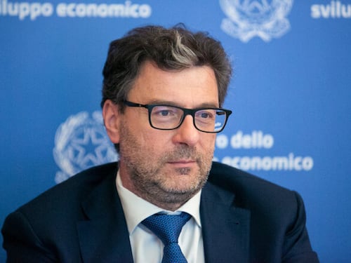 Giorgetti in Aula parla di bollette ma i deputati lo lasciano solo