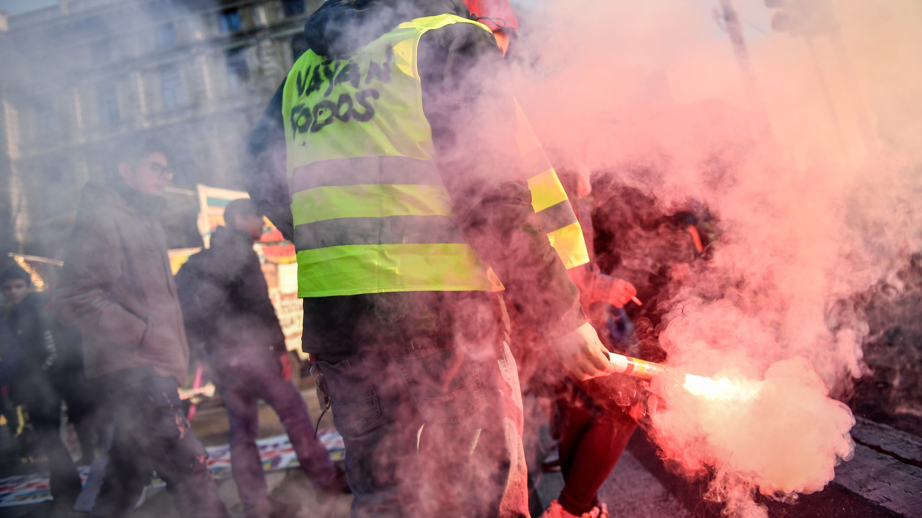 "Gilet gialli", corteo in città, studenti copiano la Francia